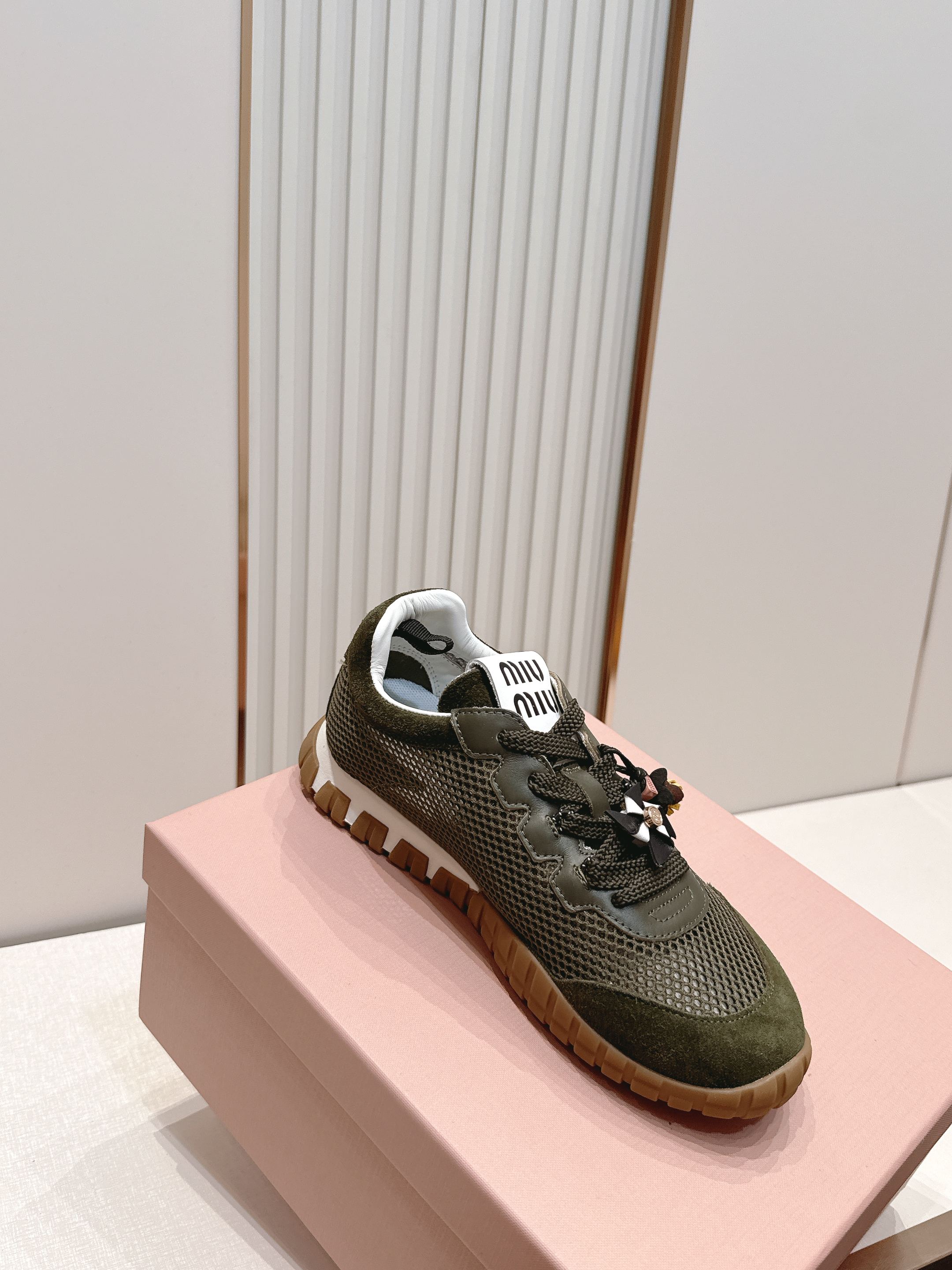 Miu Miu 26新款走秀MiuMiu 德训鞋 休闲运动鞋休闲鞋秀场工艺来自Miu Miu系列的细节特