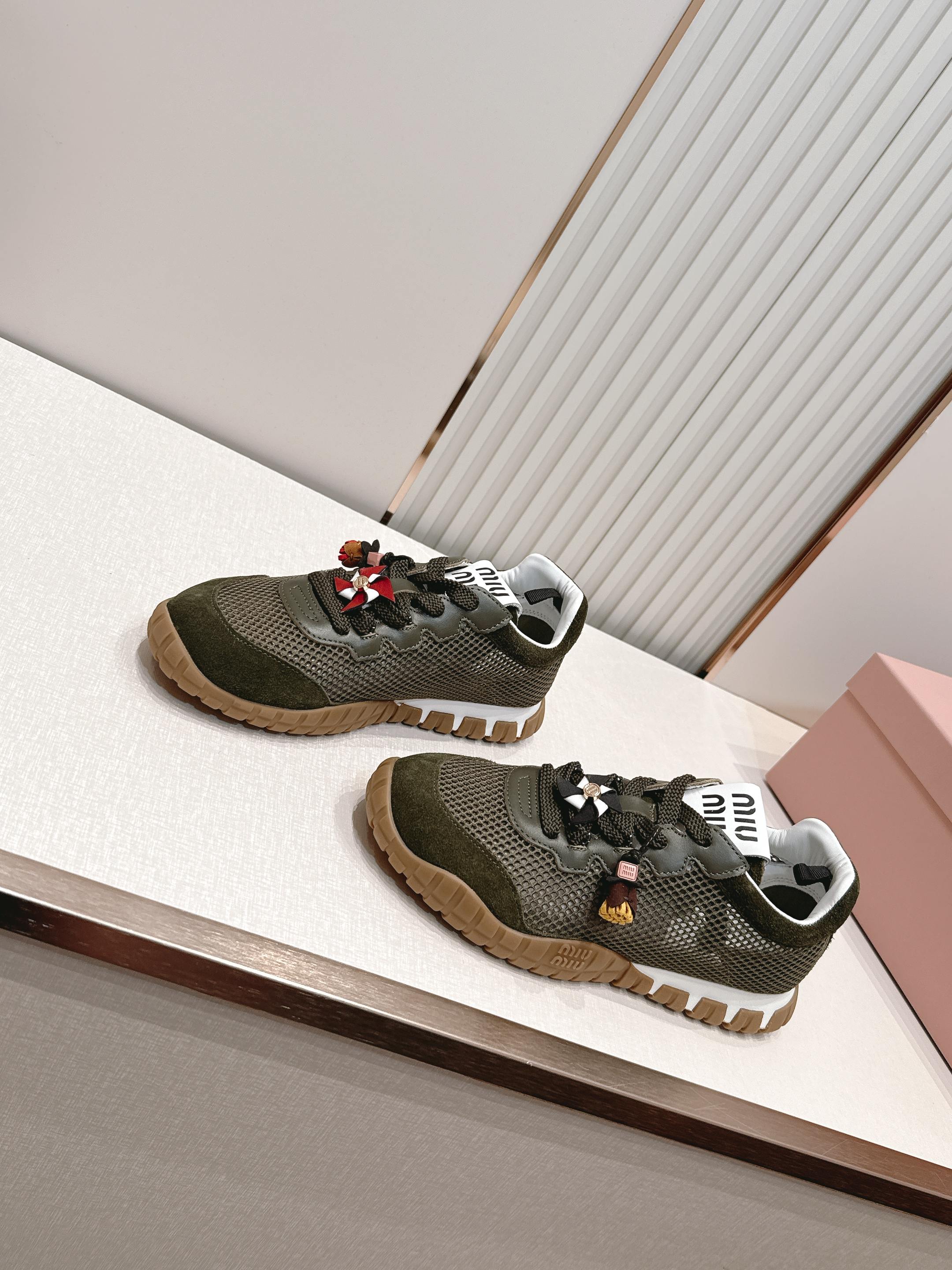 Miu Miu 26新款走秀MiuMiu 德训鞋 休闲运动鞋休闲鞋秀场工艺来自Miu Miu系列的细节特