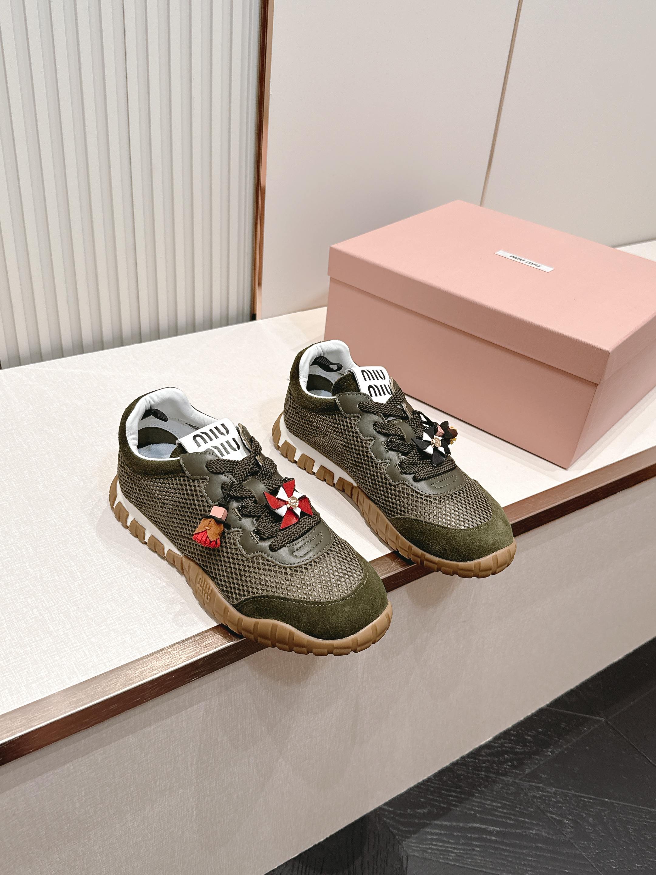 Miu Miu 26新款走秀MiuMiu 德训鞋 休闲运动鞋休闲鞋秀场工艺来自Miu Miu系列的细节特
