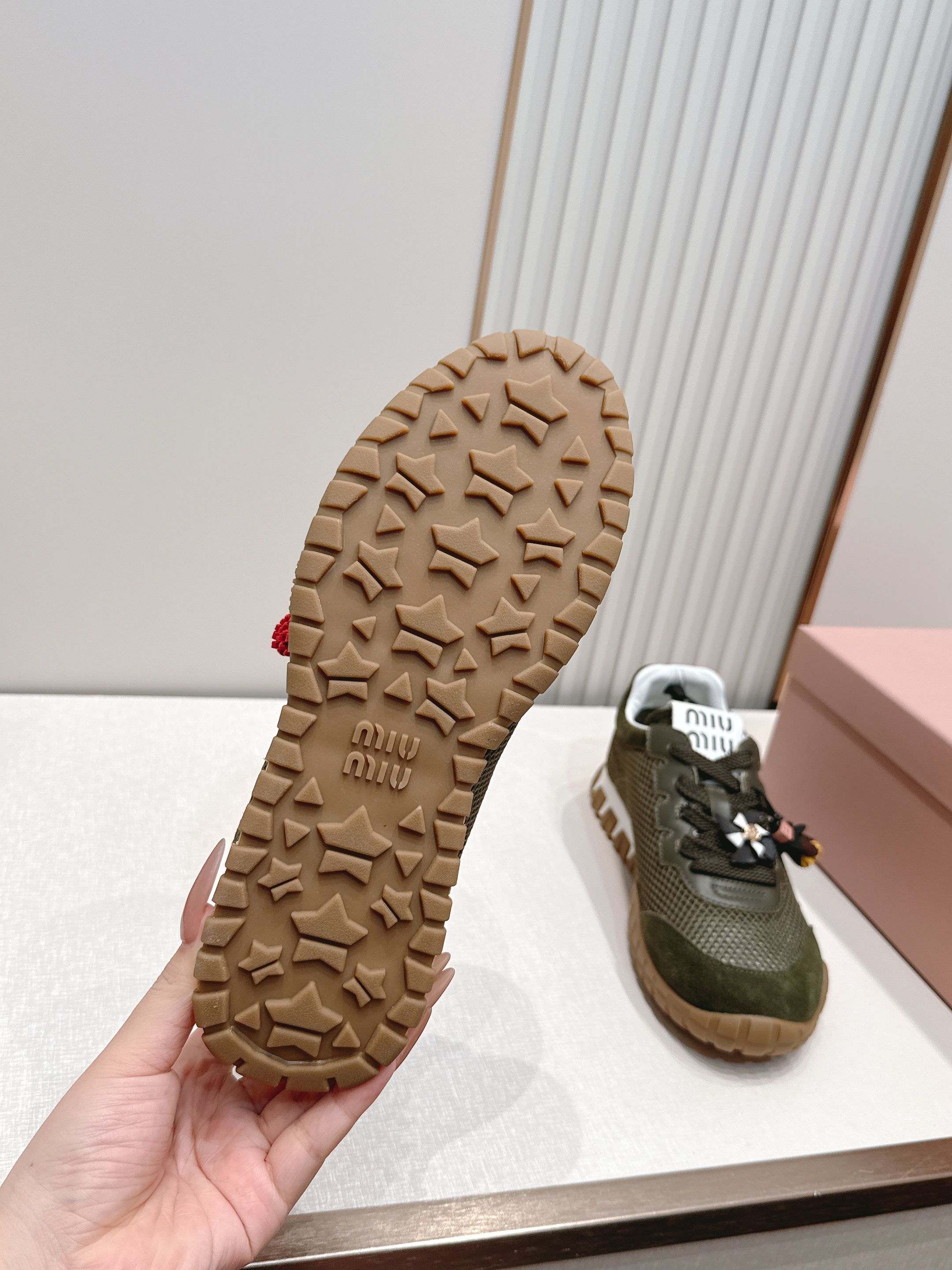 Miu Miu 26新款走秀MiuMiu 德训鞋 休闲运动鞋休闲鞋秀场工艺来自Miu Miu系列的细节特