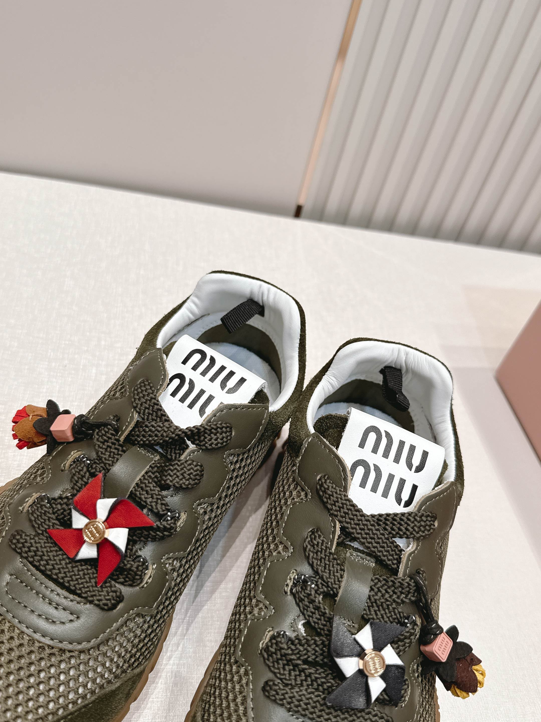Miu Miu 26新款走秀MiuMiu 德训鞋 休闲运动鞋休闲鞋秀场工艺来自Miu Miu系列的细节特