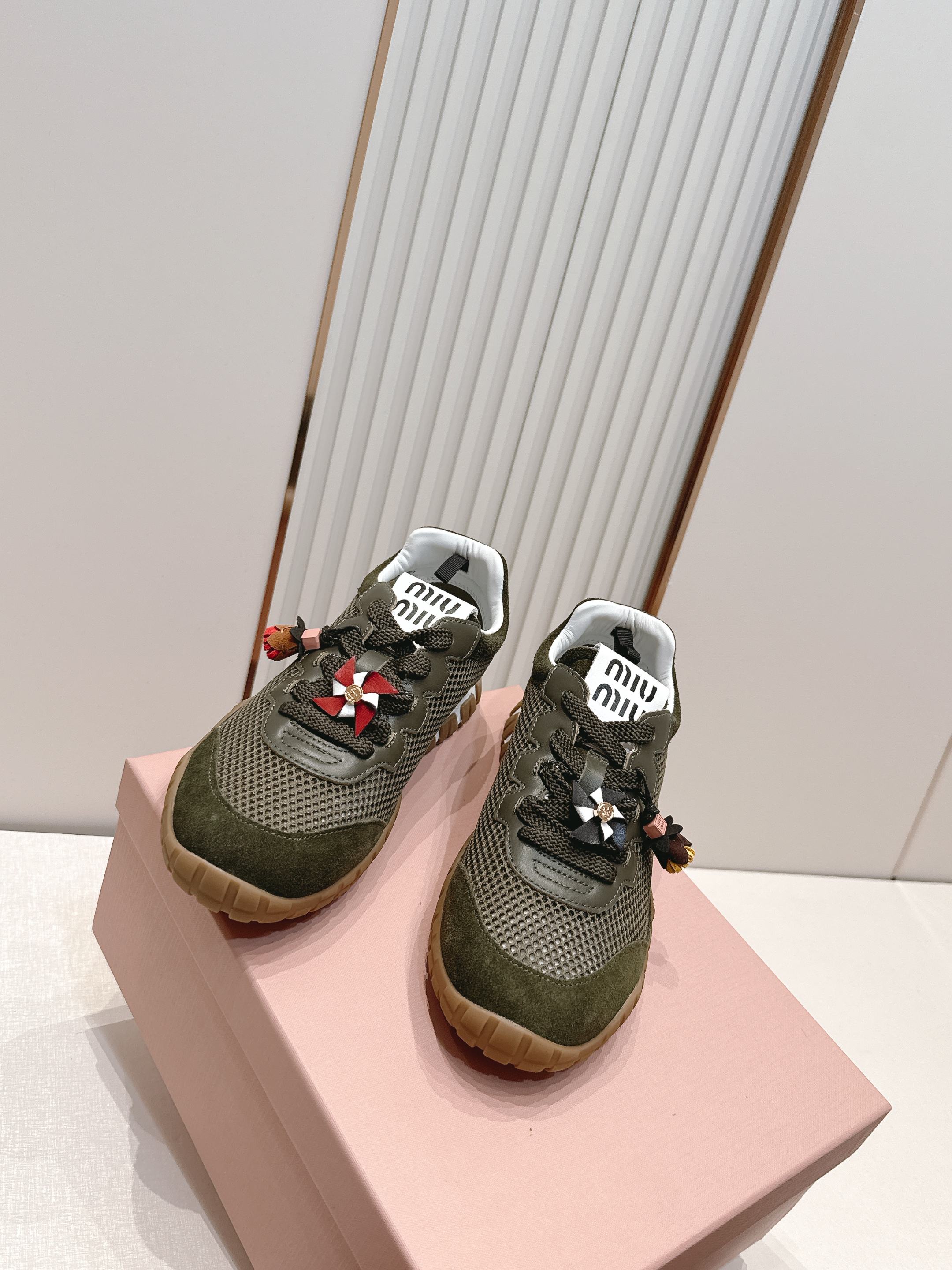Miu Miu 26新款走秀MiuMiu 德训鞋 休闲运动鞋休闲鞋秀场工艺来自Miu Miu系列的细节特