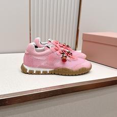 Miu Miu 26新款走秀MiuMiu 德训鞋 休闲运动鞋休闲鞋秀场工艺来自Miu Miu系列的细节特 Miu Miu 26新款走秀MiuMiu 德训鞋 休闲运动鞋休闲鞋秀场工艺来自Miu Miu系列的细节特