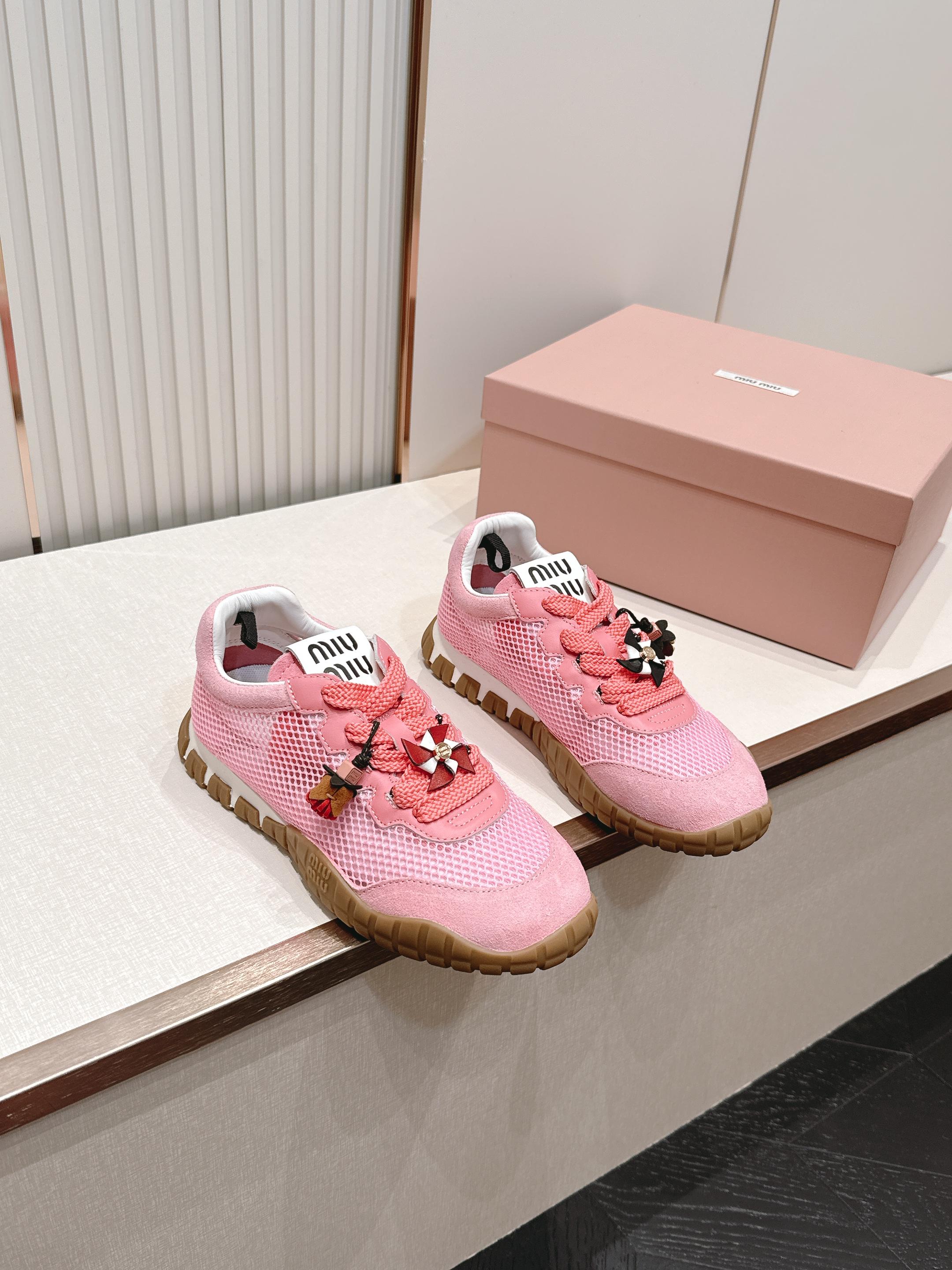 NO:873802,Out Miu Miu 26 new catwalk MiuMiu ethics shoes Casual sports shoes Casual shoes show craftsmanship Close-up of details from the Miu Miu series The trend of the new season is the concept of love at the moment, multiple collisions, conveying modern style~ It looks good no matter how you wear it, this summer’s fashionista’s favorite material Imported cowhide/mesh fabric Lining breathable mesh Outsole Original molded TPU rubber sole  Size 35-40 (40, 41 customized), casual shoes/sports shoes, miumiu, sneakers, cowhide19860909出 Miu Miu 26新款走秀MiuMiu 德训鞋 休闲运动鞋 休闲鞋秀场工艺来自Miu Miu系列的细节特写 新季的潮流此刻挚爱的概念,多元对撞,传达现代风格~ 怎么穿都好看今夏时髦精最爱 面料进口牛皮/网布 内里透气网 大底原版开模TPU橡胶鞋底 码数35-40（40、41订做）,休闲鞋/运动鞋,miumiu,sneakers,cowhide,Women's Shoes