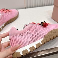 Miu Miu 26新款走秀MiuMiu 德训鞋 休闲运动鞋休闲鞋秀场工艺来自Miu Miu系列的细节特 Miu Miu 26新款走秀MiuMiu 德训鞋 休闲运动鞋休闲鞋秀场工艺来自Miu Miu系列的细节特