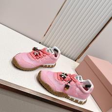 Miu Miu 26新款走秀MiuMiu 德训鞋 休闲运动鞋休闲鞋秀场工艺来自Miu Miu系列的细节特 Miu Miu 26新款走秀MiuMiu 德训鞋 休闲运动鞋休闲鞋秀场工艺来自Miu Miu系列的细节特