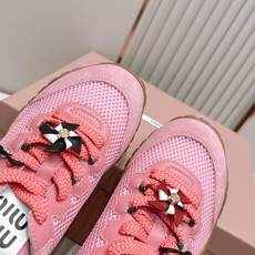 Miu Miu 26新款走秀MiuMiu 德训鞋 休闲运动鞋休闲鞋秀场工艺来自Miu Miu系列的细节特 Miu Miu 26新款走秀MiuMiu 德训鞋 休闲运动鞋休闲鞋秀场工艺来自Miu Miu系列的细节特