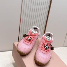 Miu Miu 26新款走秀MiuMiu 德训鞋 休闲运动鞋休闲鞋秀场工艺来自Miu Miu系列的细节特 Miu Miu 26新款走秀MiuMiu 德训鞋 休闲运动鞋休闲鞋秀场工艺来自Miu Miu系列的细节特