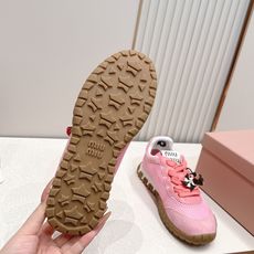 Miu Miu 26新款走秀MiuMiu 德训鞋 休闲运动鞋休闲鞋秀场工艺来自Miu Miu系列的细节特 Miu Miu 26新款走秀MiuMiu 德训鞋 休闲运动鞋休闲鞋秀场工艺来自Miu Miu系列的细节特