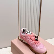 Miu Miu 26新款走秀MiuMiu 德训鞋 休闲运动鞋休闲鞋秀场工艺来自Miu Miu系列的细节特 Miu Miu 26新款走秀MiuMiu 德训鞋 休闲运动鞋休闲鞋秀场工艺来自Miu Miu系列的细节特