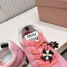 Miu Miu 26新款走秀MiuMiu 德训鞋 休闲运动鞋休闲鞋秀场工艺来自Miu Miu系列的细节特 Miu Miu 26新款走秀MiuMiu 德训鞋 休闲运动鞋休闲鞋秀场工艺来自Miu Miu系列的细节特