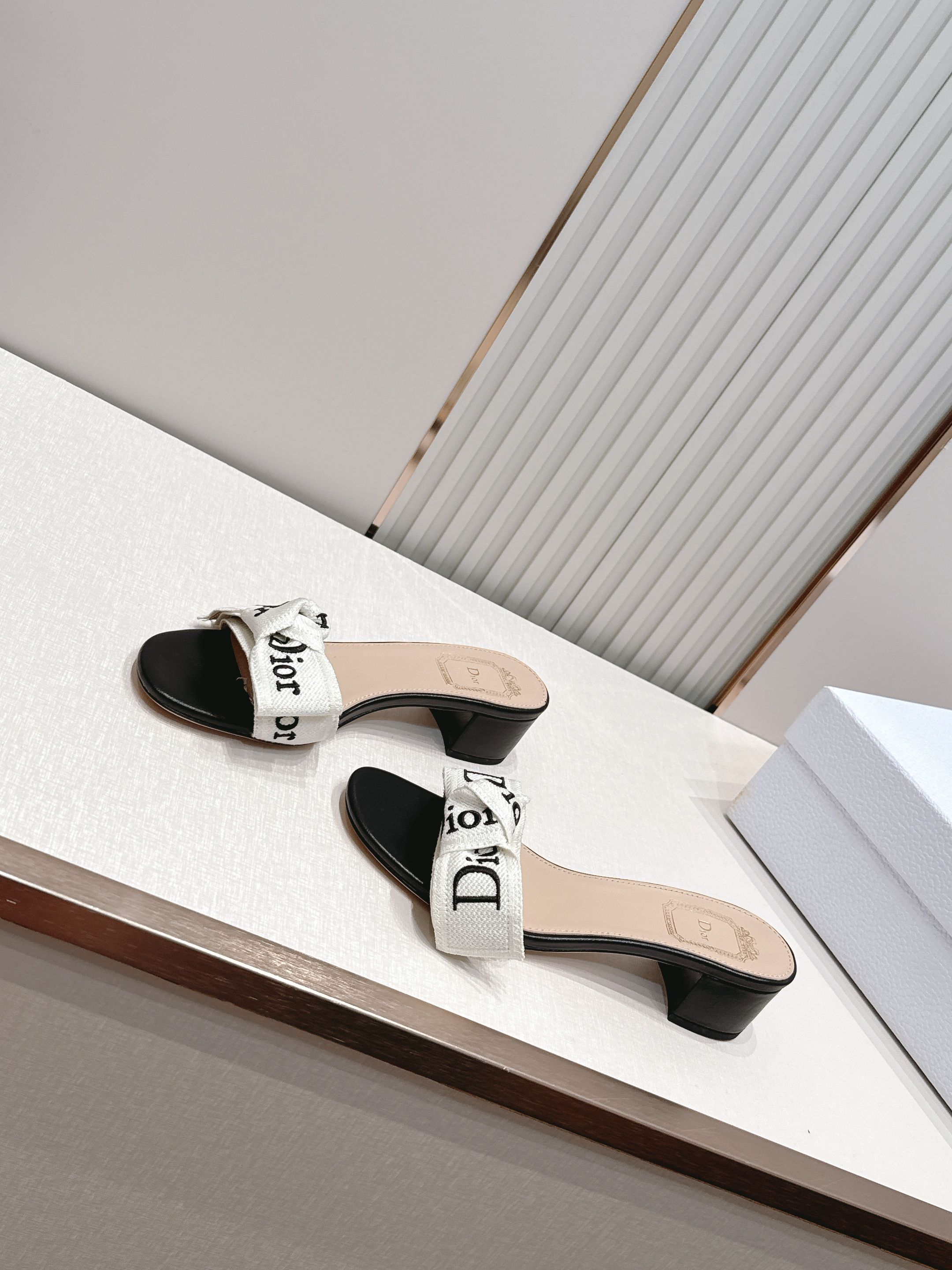 代购级 Dior 迪奥 26ss夏季新款字母织带平底一字拖鞋这双拖鞋以品牌标志性的字母织带打造，搭配同色