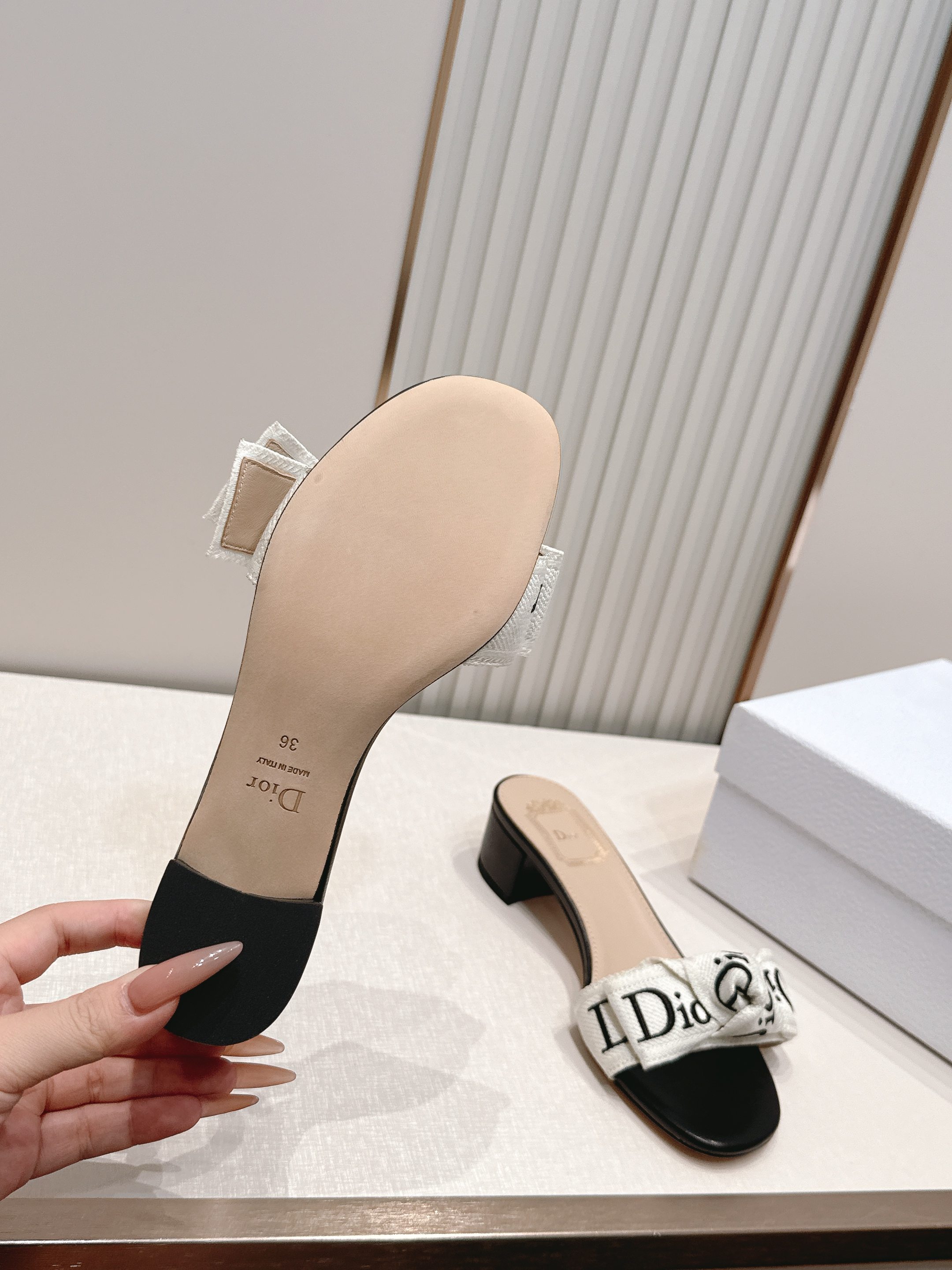 代购级 Dior 迪奥 26ss夏季新款字母织带平底一字拖鞋这双拖鞋以品牌标志性的字母织带打造，搭配同色