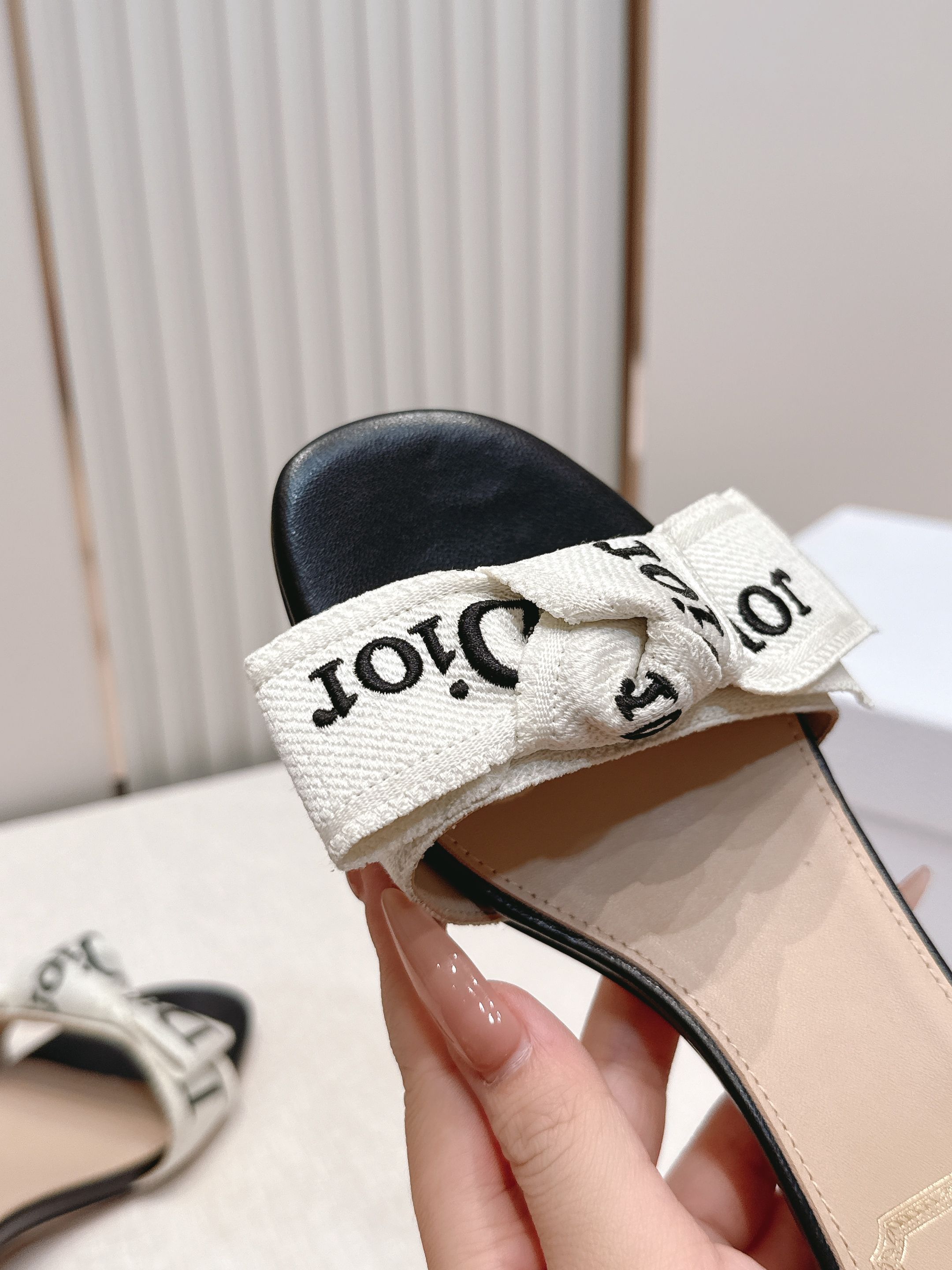 代购级 Dior 迪奥 26ss夏季新款字母织带平底一字拖鞋这双拖鞋以品牌标志性的字母织带打造，搭配同色