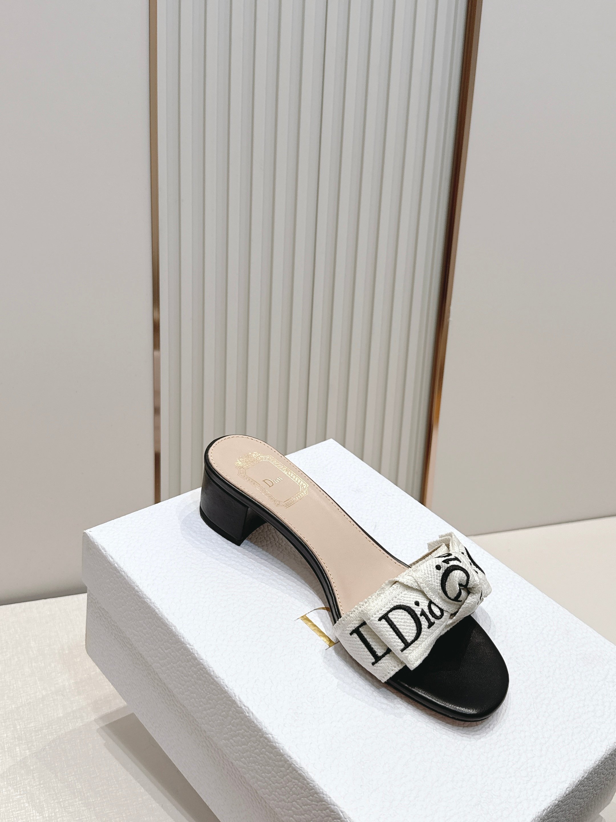 代购级 Dior 迪奥 26ss夏季新款字母织带平底一字拖鞋这双拖鞋以品牌标志性的字母织带打造，搭配同色
