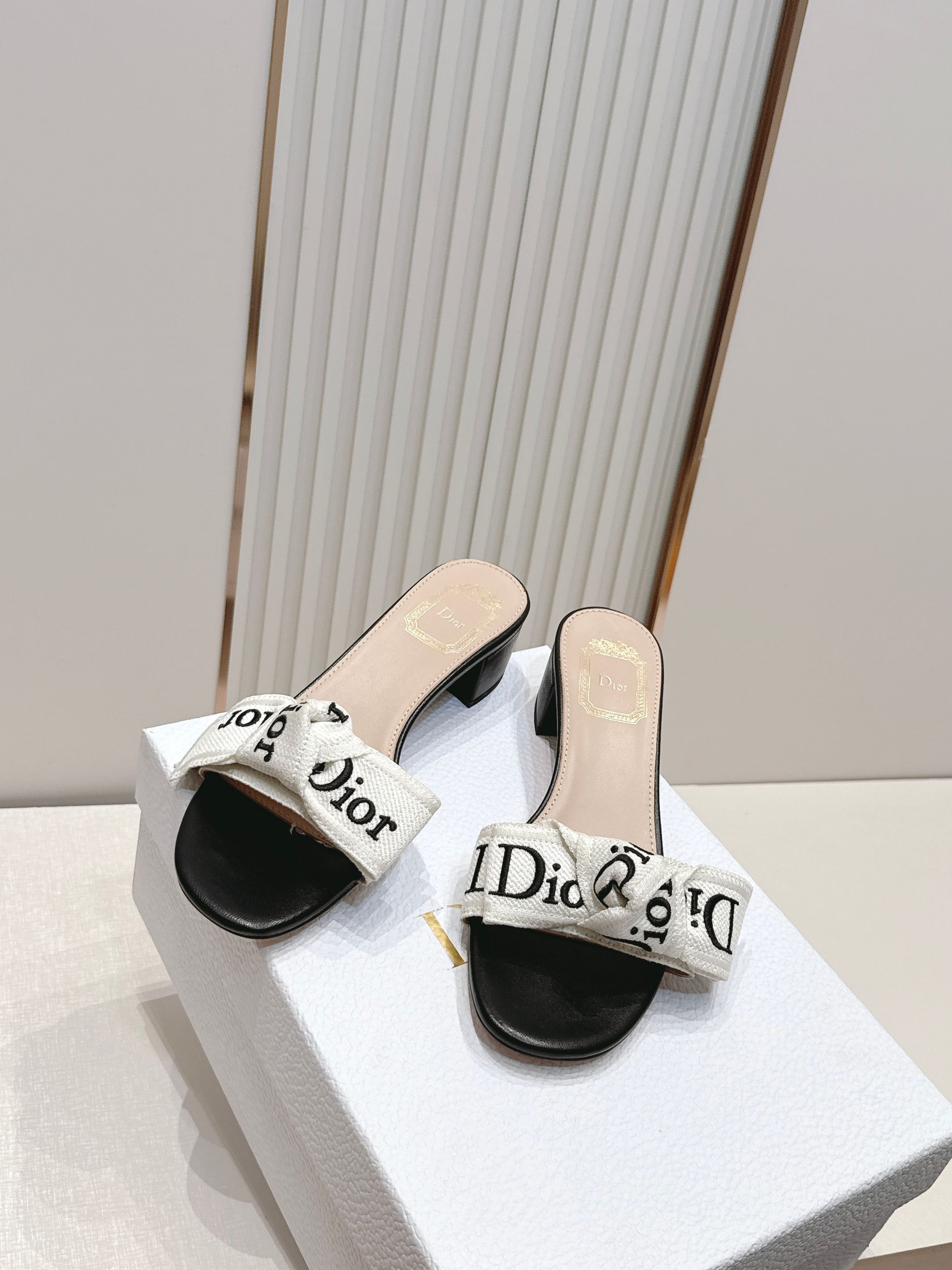 代购级 Dior 迪奥 26ss夏季新款字母织带平底一字拖鞋这双拖鞋以品牌标志性的字母织带打造，搭配同色