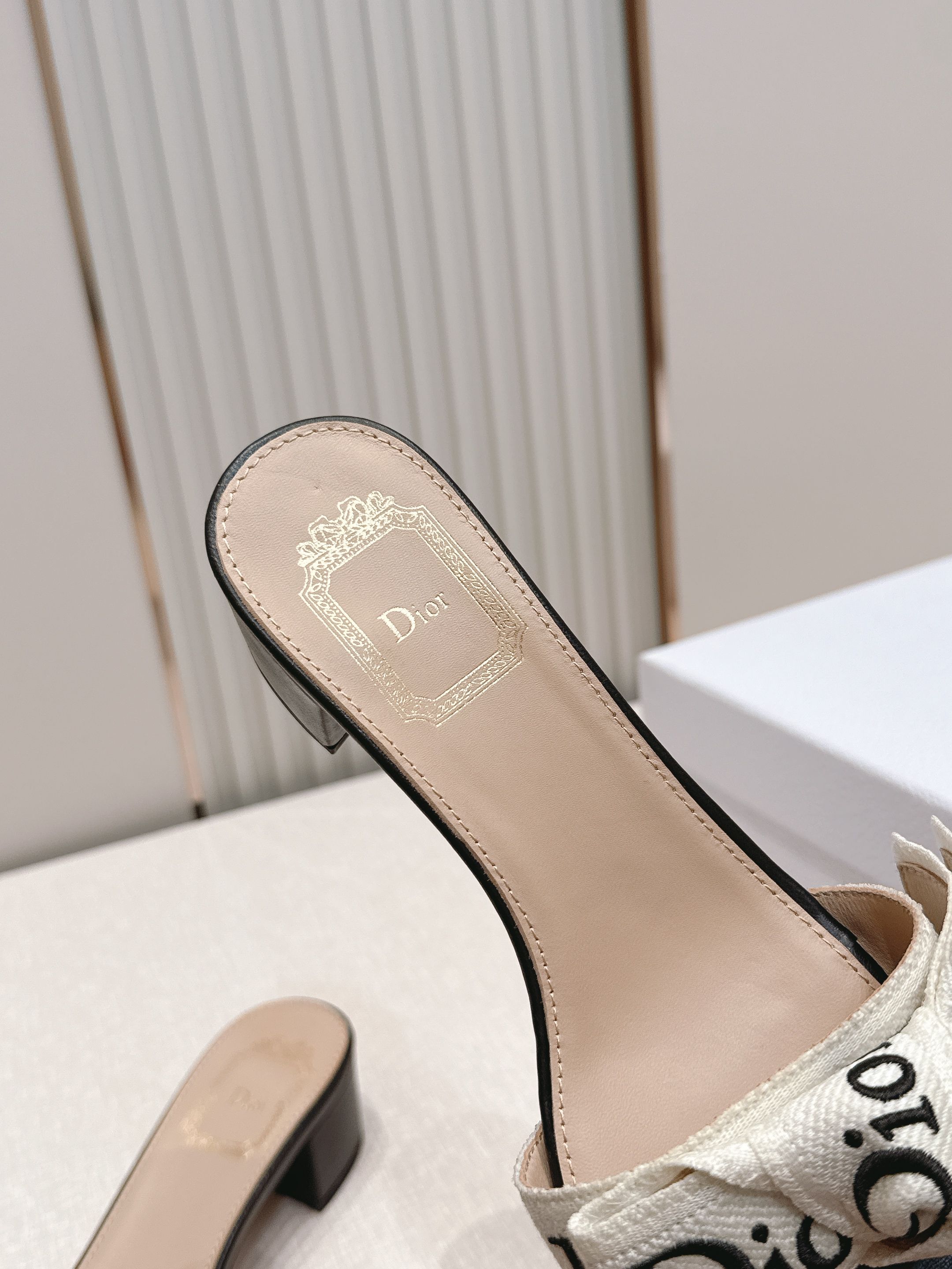 代购级 Dior 迪奥 26ss夏季新款字母织带平底一字拖鞋这双拖鞋以品牌标志性的字母织带打造，搭配同色