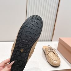 拖鞋 MiuMiu 缪缪 复古英伦风,鳄鱼皮纹乐福鞋平底休闲单鞋/半拖鞋这款鞋融合复古灵感与学院气质,选 拖鞋 MiuMiu 缪缪 复古英伦风,鳄鱼皮纹乐福鞋平底休闲单鞋/半拖鞋这款鞋融合复古灵感与学院气质,选