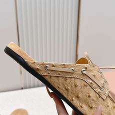 拖鞋 MiuMiu 缪缪 复古英伦风,鳄鱼皮纹乐福鞋平底休闲单鞋/半拖鞋这款鞋融合复古灵感与学院气质,选 拖鞋 MiuMiu 缪缪 复古英伦风,鳄鱼皮纹乐福鞋平底休闲单鞋/半拖鞋这款鞋融合复古灵感与学院气质,选