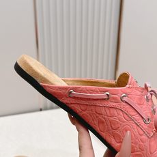 拖鞋 MiuMiu 缪缪 复古英伦风,鳄鱼皮纹乐福鞋平底休闲单鞋/半拖鞋这款鞋融合复古灵感与学院气质,选 拖鞋 MiuMiu 缪缪 复古英伦风,鳄鱼皮纹乐福鞋平底休闲单鞋/半拖鞋这款鞋融合复古灵感与学院气质,选