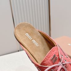 拖鞋 MiuMiu 缪缪 复古英伦风,鳄鱼皮纹乐福鞋平底休闲单鞋/半拖鞋这款鞋融合复古灵感与学院气质,选 拖鞋 MiuMiu 缪缪 复古英伦风,鳄鱼皮纹乐福鞋平底休闲单鞋/半拖鞋这款鞋融合复古灵感与学院气质,选