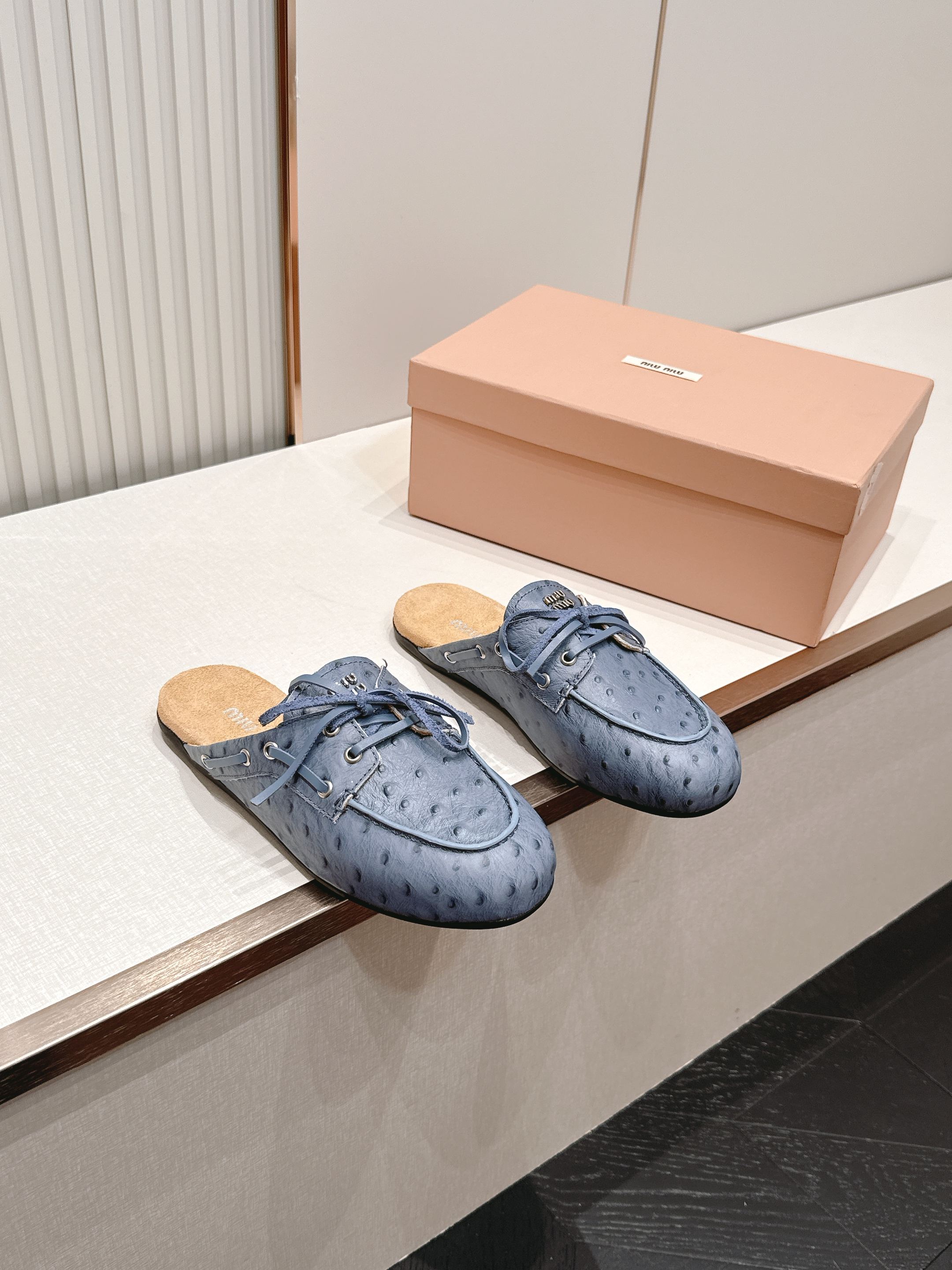 NO:873821,Slippers MiuMiu Retro British style, crocodile leather pattern loafers, flat casual shoes/half slippers. This shoe combines retro inspiration and college temperament, and is made of crocodile pattern cow leather. The exquisite design brings new matching inspiration and forms a charming contrast with the overall shape. High-end texture, full of old money style, high school style and age-reduced college style. It looks so good on the feet. Close your eyes and can be worn in various styles. Versatile and comfortable. The upper is customized with crocodile pattern cowhide.  The inner lining is cowhide, the sole is original molded rubber outsole, size 35-39 (40.41, custom-made, non-refundable), loafers and half-slippers, miumiu, loafers, slippers, cowhide, crocodile skin19860909拖鞋 MiuMiu 缪缪 复古英伦风,鳄鱼皮纹乐福鞋平底休闲单鞋/半拖鞋 这款鞋融合复古灵感与学院气质,选用鳄鱼纹牛皮革打造.采用精致的设计,带来全新的搭配灵感,与整体造型形成迷人的对比.高级质感 老钱风拉满 女高减龄学院风 上脚太好看啦 闭眼入 各种穿搭都能驾驭 百搭又舒适 鞋面定制鳄鱼纹牛皮 内里垫脚牛皮 鞋底原版开模橡胶大底 码数35-39（40.41 定做不退换）,乐福鞋半拖,miumiu,loafers,slippers,cowhide,crocodile skin,Women's Shoes