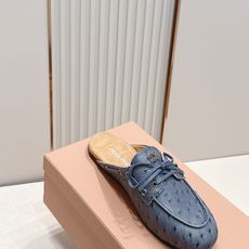 拖鞋 MiuMiu 缪缪 复古英伦风,鳄鱼皮纹乐福鞋平底休闲单鞋/半拖鞋这款鞋融合复古灵感与学院气质,选 拖鞋 MiuMiu 缪缪 复古英伦风,鳄鱼皮纹乐福鞋平底休闲单鞋/半拖鞋这款鞋融合复古灵感与学院气质,选