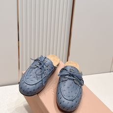 拖鞋 MiuMiu 缪缪 复古英伦风,鳄鱼皮纹乐福鞋平底休闲单鞋/半拖鞋这款鞋融合复古灵感与学院气质,选 拖鞋 MiuMiu 缪缪 复古英伦风,鳄鱼皮纹乐福鞋平底休闲单鞋/半拖鞋这款鞋融合复古灵感与学院气质,选