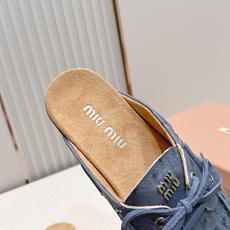 拖鞋 MiuMiu 缪缪 复古英伦风,鳄鱼皮纹乐福鞋平底休闲单鞋/半拖鞋这款鞋融合复古灵感与学院气质,选 拖鞋 MiuMiu 缪缪 复古英伦风,鳄鱼皮纹乐福鞋平底休闲单鞋/半拖鞋这款鞋融合复古灵感与学院气质,选