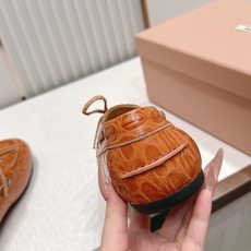 单鞋 MiuMiu 缪缪 复古英伦风,鳄鱼皮纹乐福鞋平底休闲单鞋/半拖鞋这款鞋融合复古灵感与学院气质,选 单鞋 MiuMiu 缪缪 复古英伦风,鳄鱼皮纹乐福鞋平底休闲单鞋/半拖鞋这款鞋融合复古灵感与学院气质,选