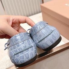 单鞋 MiuMiu 缪缪 复古英伦风,鳄鱼皮纹乐福鞋平底休闲单鞋/半拖鞋这款鞋融合复古灵感与学院气质,选 单鞋 MiuMiu 缪缪 复古英伦风,鳄鱼皮纹乐福鞋平底休闲单鞋/半拖鞋这款鞋融合复古灵感与学院气质,选