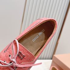 单鞋 MiuMiu 缪缪 复古英伦风,鳄鱼皮纹乐福鞋平底休闲单鞋/半拖鞋这款鞋融合复古灵感与学院气质,选 单鞋 MiuMiu 缪缪 复古英伦风,鳄鱼皮纹乐福鞋平底休闲单鞋/半拖鞋这款鞋融合复古灵感与学院气质,选