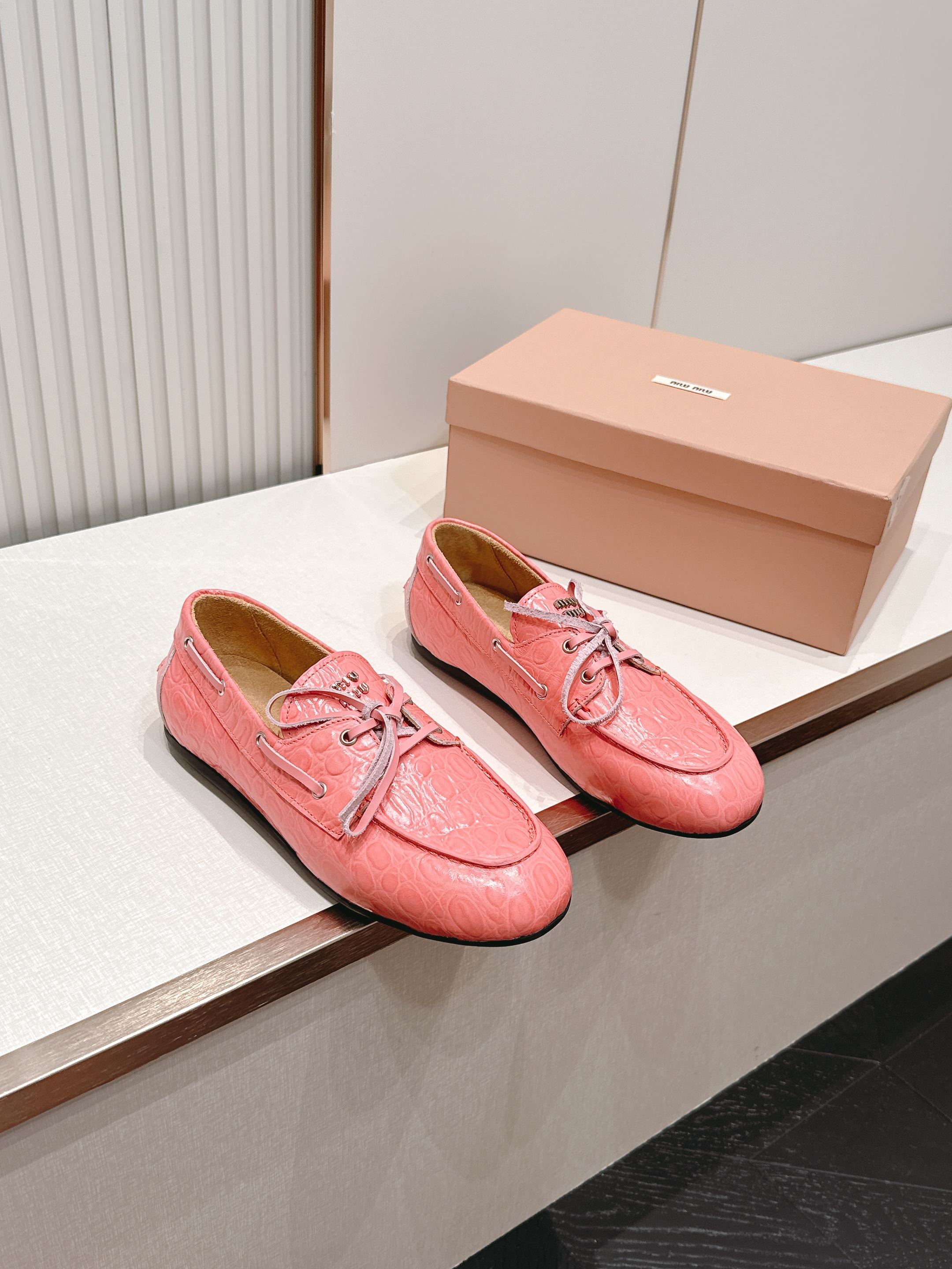 NO:873830,Shoes MiuMiu Retro British style, crocodile leather pattern loafers, flat casual shoes/half slippers. This shoe combines retro inspiration and college temperament, and is made of crocodile pattern cow leather. The exquisite design brings new matching inspiration and forms a charming contrast with the overall shape. The high-end texture is full of old money style, and the college style for girls is so beautiful on the feet. Close your eyes and wear it. It can be worn in various styles. It is versatile and comfortable. The upper is customized with crocodile pattern cowhide.  The inner lining is cowhide, the sole is original molded rubber outsole, size 35-39 (40.41, custom-made, non-refundable), loafers and half-slippers, miumiu, loafers, slippers, cowhide, crocodile skin19860909单鞋 MiuMiu 缪缪 复古英伦风,鳄鱼皮纹乐福鞋平底休闲单鞋/半拖鞋 这款鞋融合复古灵感与学院气质,选用鳄鱼纹牛皮革打造.采用精致的设计,带来全新的搭配灵感,与整体造型形成迷人的对比.高级质感 老钱风拉满 女高减龄学院风 上脚太好看啦 闭眼入 各种穿搭都能驾驭 百搭又舒适 鞋面定制鳄鱼纹牛皮 内里垫脚牛皮 鞋底原版开模橡胶大底 码数35-39（40.41 定做不退换）,乐福鞋半拖,miumiu,loafers,slippers,cowhide,crocodile skin,Women's Shoes