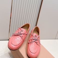 单鞋 MiuMiu 缪缪 复古英伦风,鳄鱼皮纹乐福鞋平底休闲单鞋/半拖鞋这款鞋融合复古灵感与学院气质,选 单鞋 MiuMiu 缪缪 复古英伦风,鳄鱼皮纹乐福鞋平底休闲单鞋/半拖鞋这款鞋融合复古灵感与学院气质,选