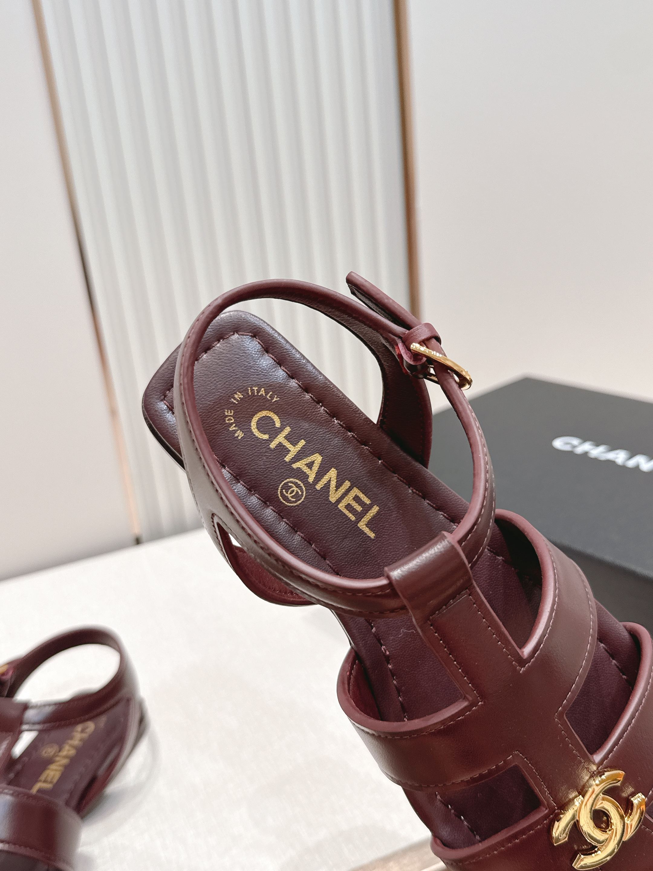 顶级版本  Chanel｜香奈儿 T字带 镂空 罗马凉鞋​​今夏火出圈的 这款T字带平底凉鞋，采用光滑小