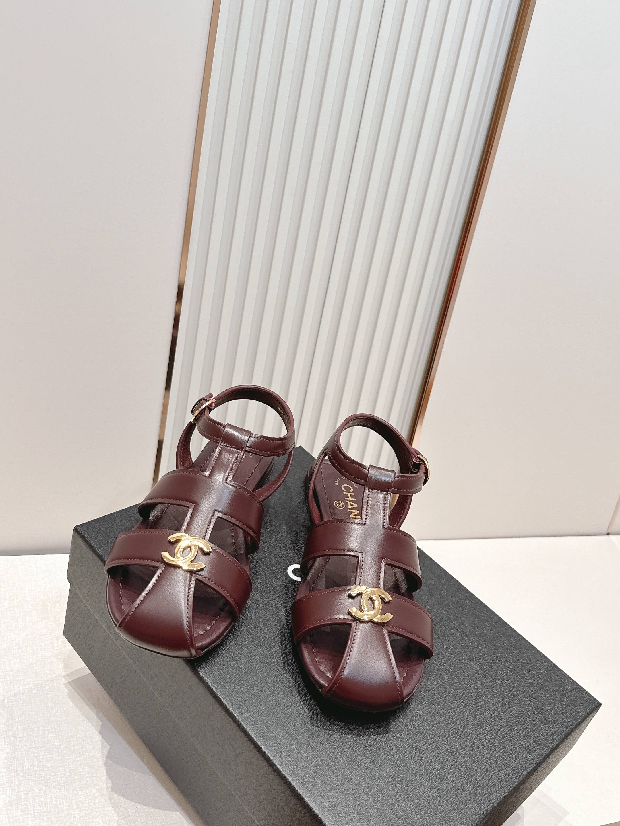 顶级版本  Chanel｜香奈儿 T字带 镂空 罗马凉鞋​​今夏火出圈的 这款T字带平底凉鞋，采用光滑小