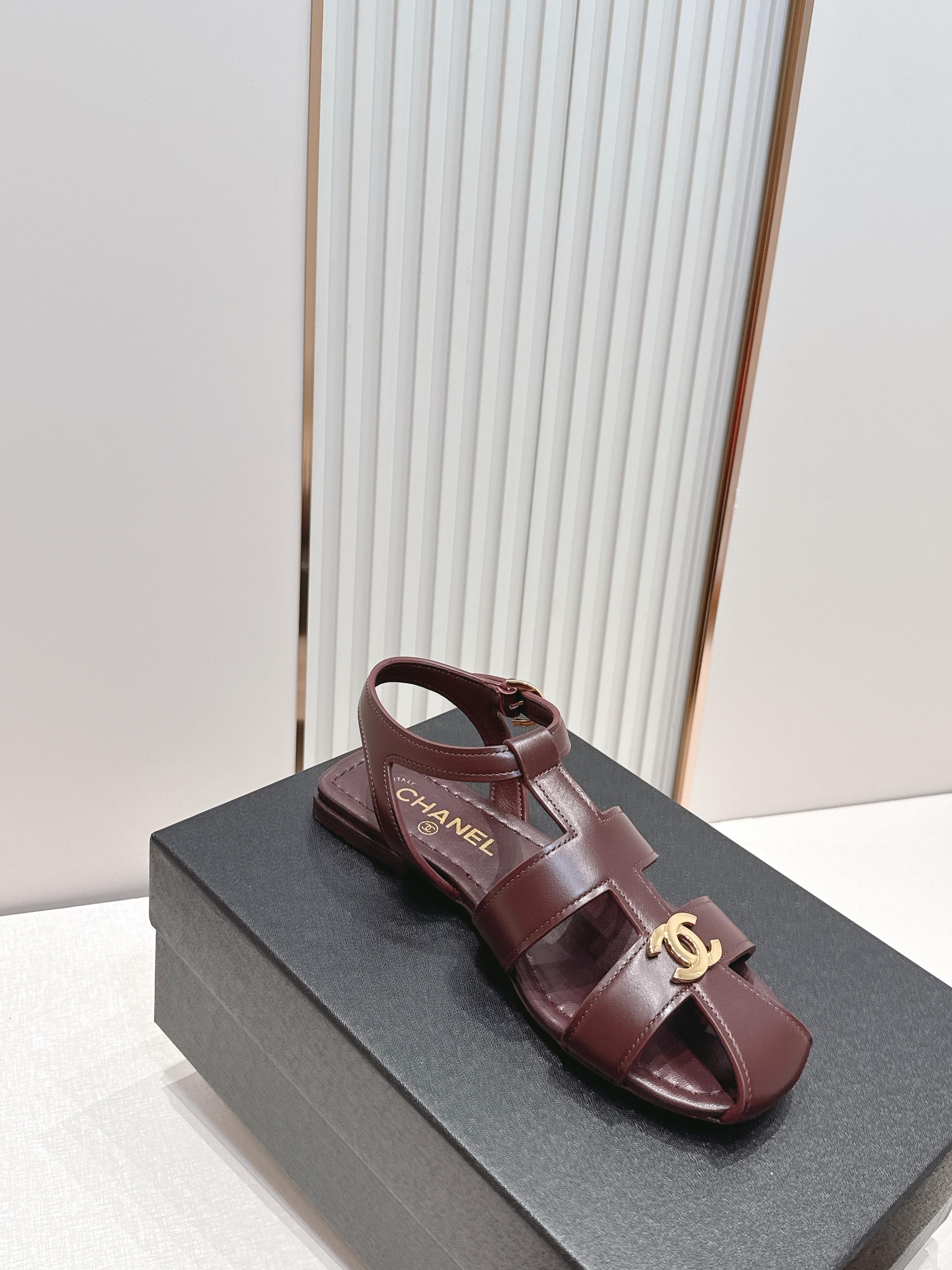 顶级版本  Chanel｜香奈儿 T字带 镂空 罗马凉鞋​​今夏火出圈的 这款T字带平底凉鞋，采用光滑小