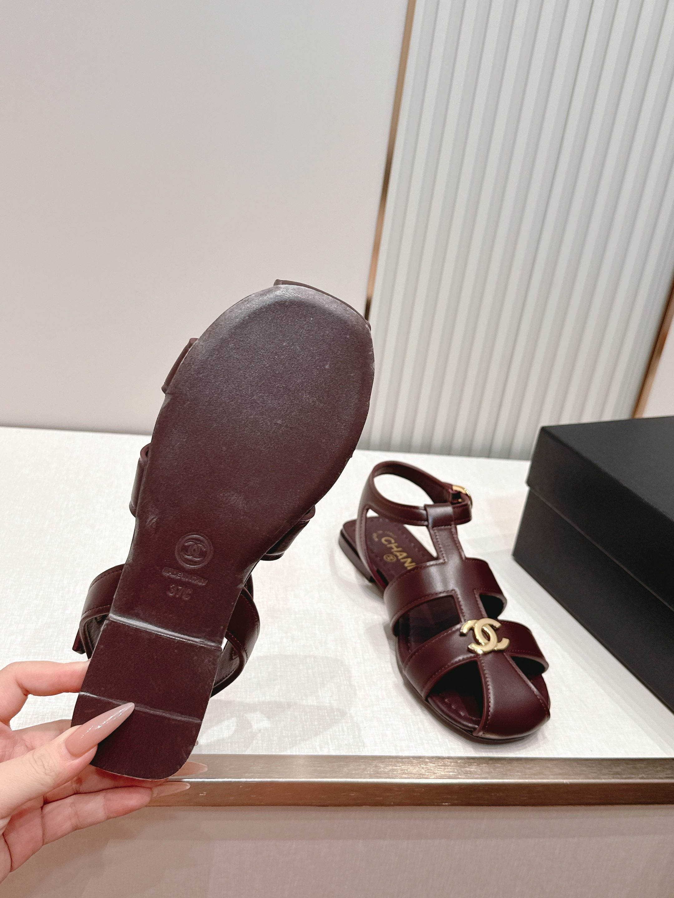 顶级版本  Chanel｜香奈儿 T字带 镂空 罗马凉鞋​​今夏火出圈的 这款T字带平底凉鞋，采用光滑小