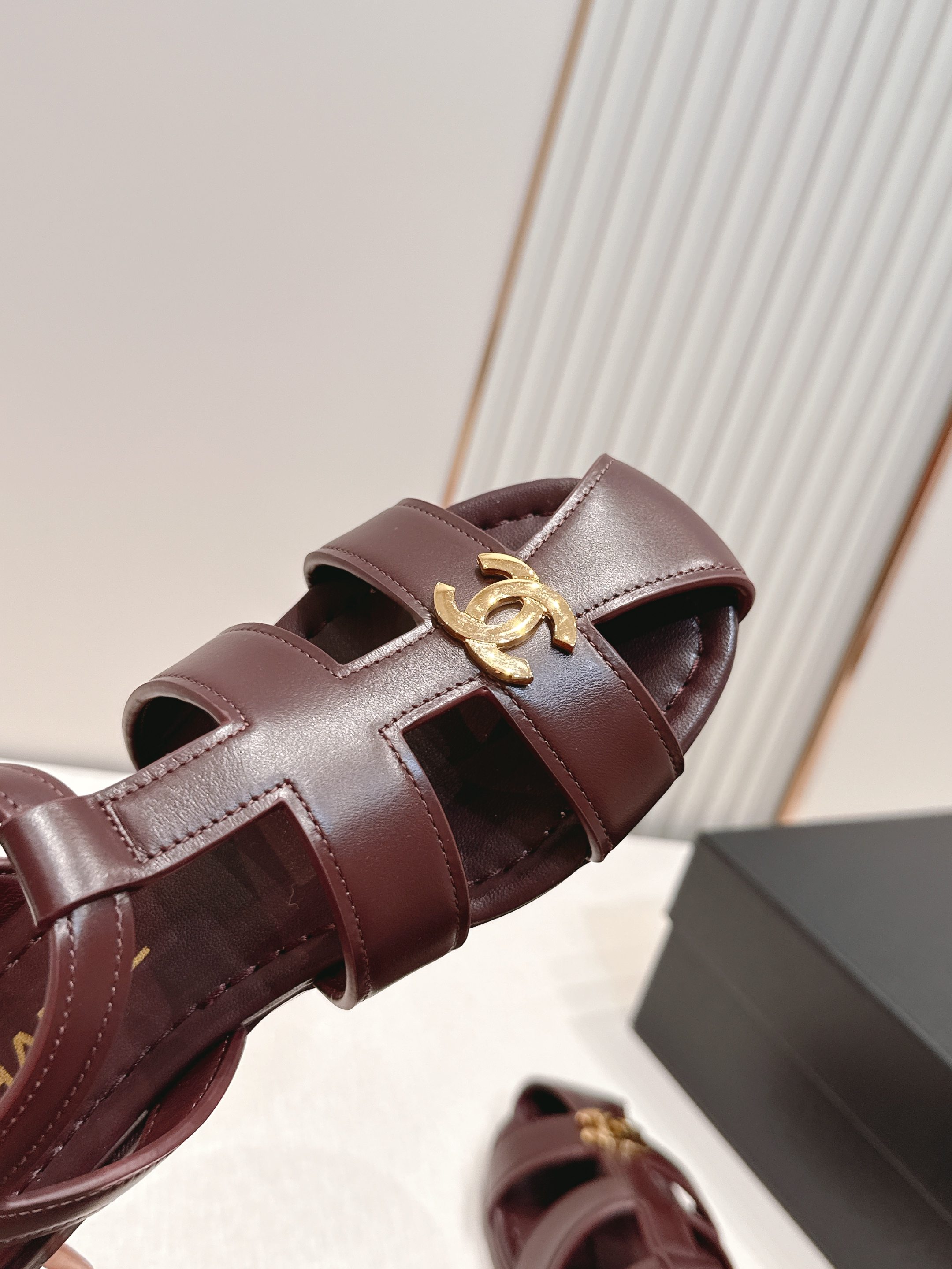 顶级版本  Chanel｜香奈儿 T字带 镂空 罗马凉鞋​​今夏火出圈的 这款T字带平底凉鞋，采用光滑小