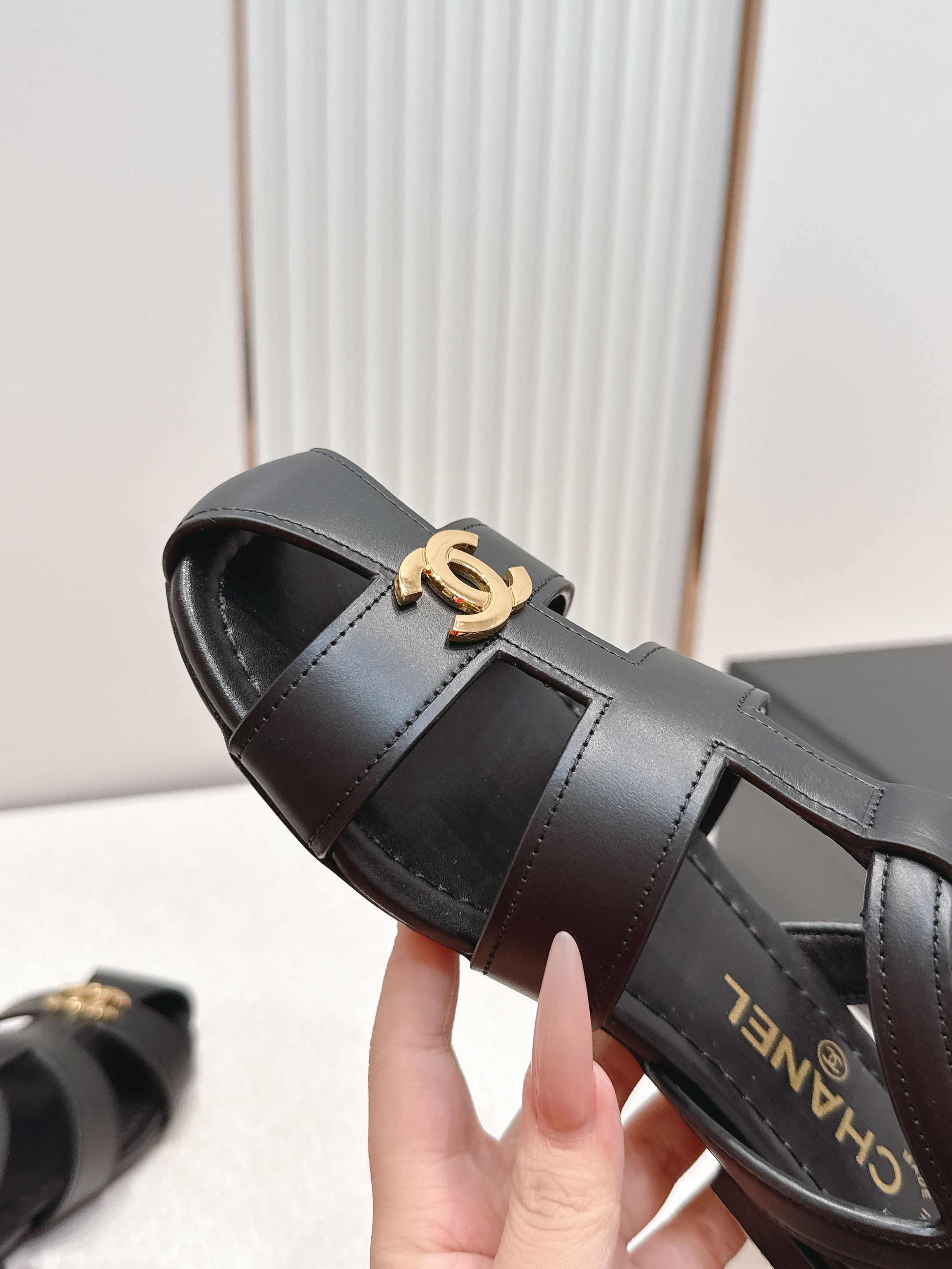 顶级版本  Chanel｜香奈儿 T字带 镂空 罗马凉鞋​​今夏火出圈的 这款T字带平底凉鞋，采用光滑小