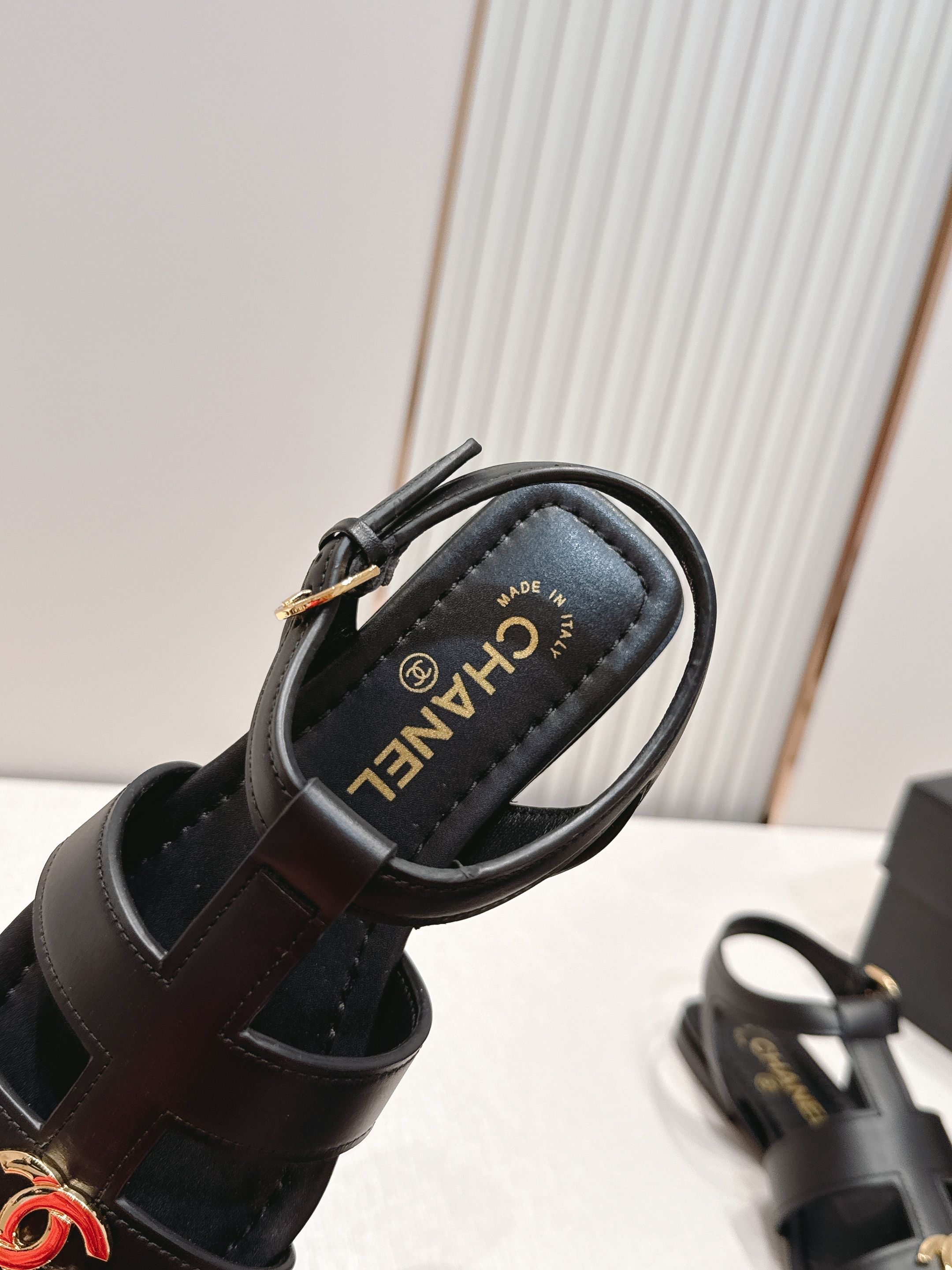 顶级版本  Chanel｜香奈儿 T字带 镂空 罗马凉鞋​​今夏火出圈的 这款T字带平底凉鞋，采用光滑小