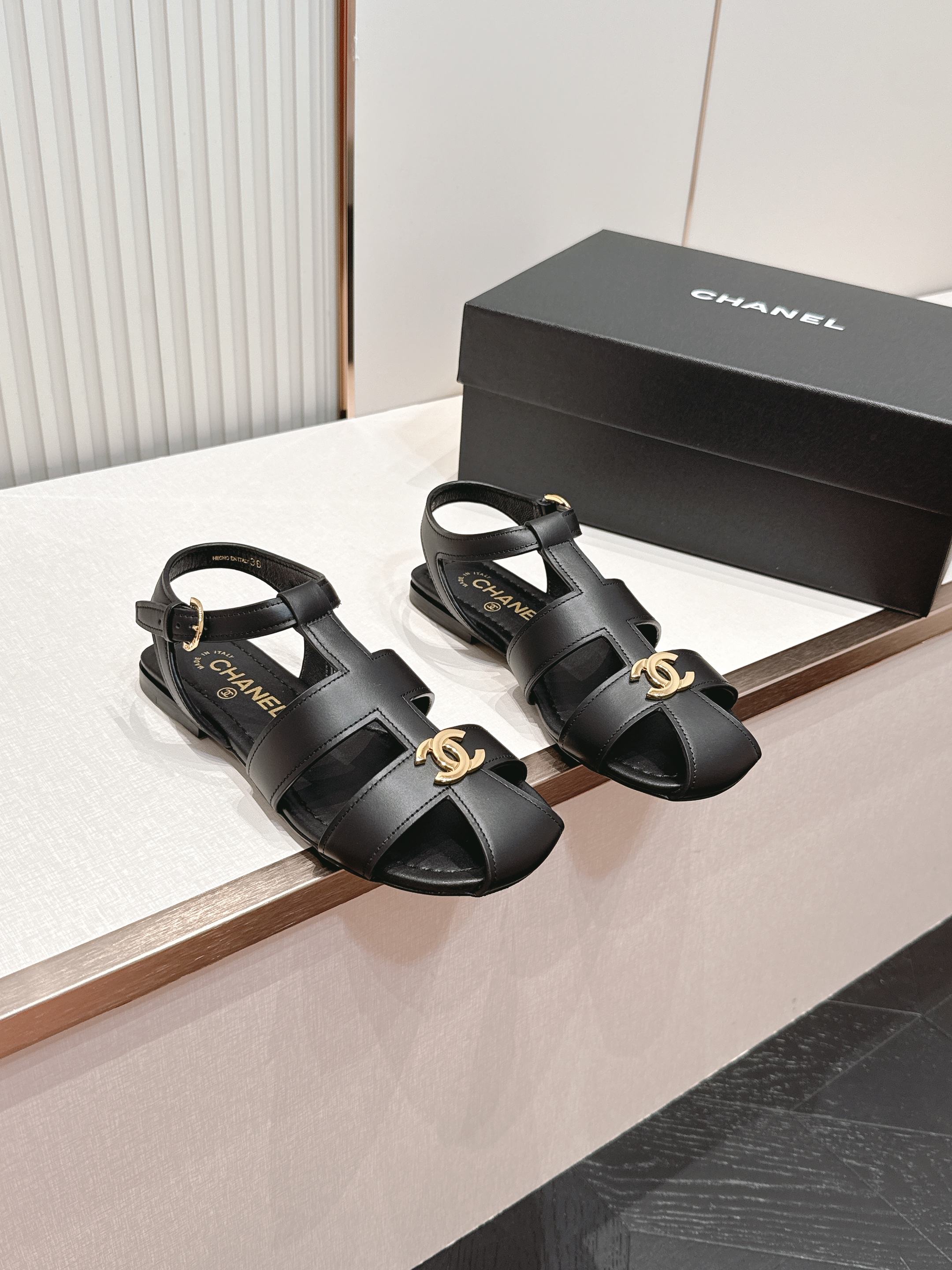 NO:874976,Top version Chanel｜Chanel T-strap hollow Roman sandals are popular this summer  These T-strap flat sandals are made of smooth calfskin, with a delicate texture and durability. The upper is embellished with a golden double C logo, which makes the brand highly recognizable. The flat-soled design is comfortable for daily wear, the T-strap structure is stable, and the metal buckle at the heel is adjustable, suitable for various foot shapes. The burgundy color is elegant and versatile, and can be easily worn in summer or vacation. It looks great in either skirts or casual pants, easily enhancing the sophistication of the look. Sheepskin lining, Italian genuine leather sole  Size 35-40 (40.41 customized), sandals, chanel, chanel, sandals, skirts, cowhide, sheepskin19860909顶级版本 Chanel｜香奈儿 T字带 镂空 罗马凉鞋 今夏火出圈的 这款T字带平底凉鞋,采用光滑小牛皮,质感细腻又耐用.鞋面点缀金色双C标志,品牌辨识度超高.平底设计,日常穿着舒适,T字带结构稳固,后跟可调节金属扣,适合各种脚型.酒红色优雅百搭,夏季或度假都能轻松驾驭,无论裙装还是休闲裤都很出彩,轻松提升造型精致感. 内里羊皮 意大利真皮底 码数35-40（40.41订做）,凉鞋,chanel,chanel,sandals,skirts,cowhide,sheepskin,Women's Shoes