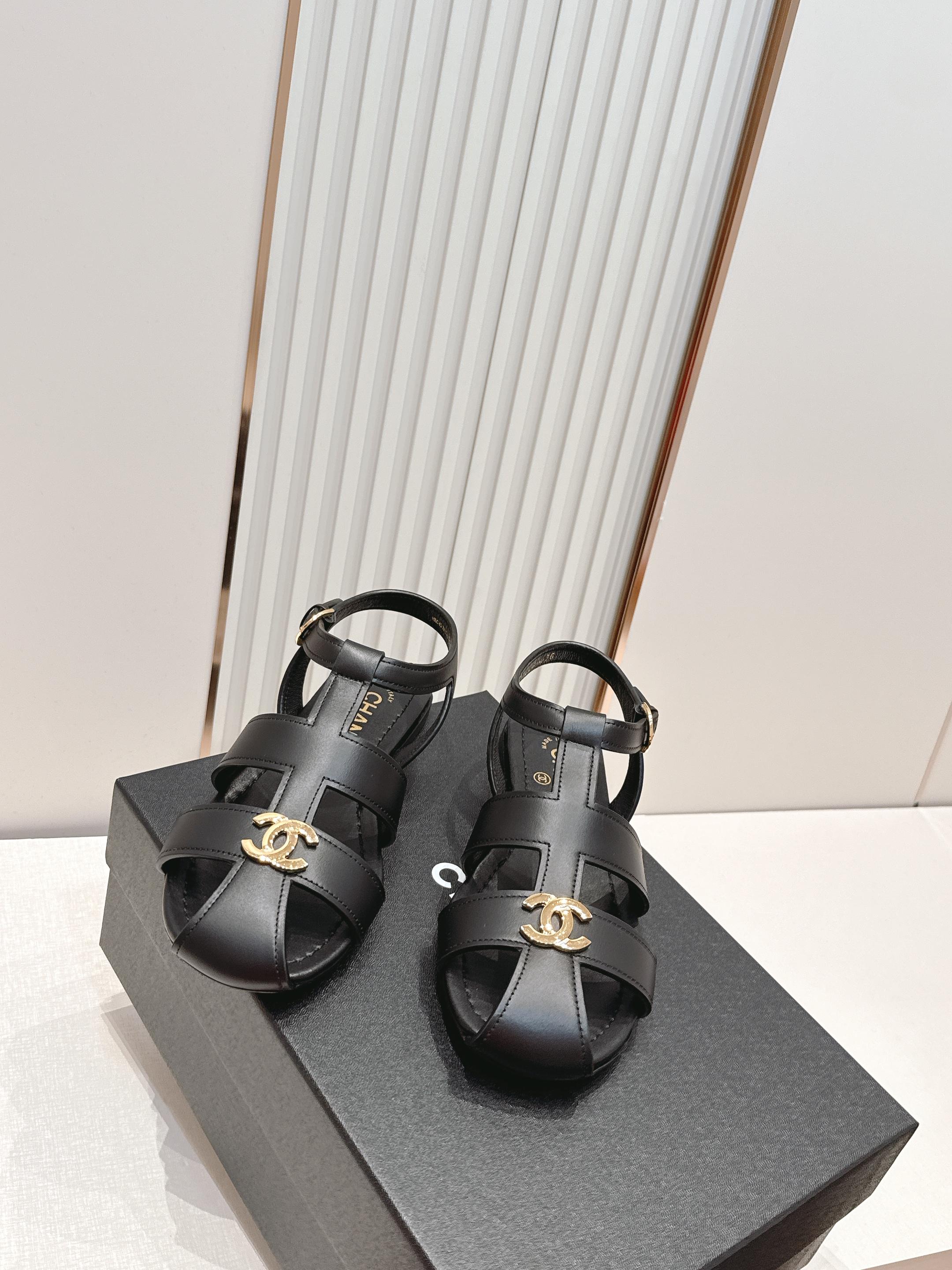 顶级版本  Chanel｜香奈儿 T字带 镂空 罗马凉鞋​​今夏火出圈的 这款T字带平底凉鞋，采用光滑小