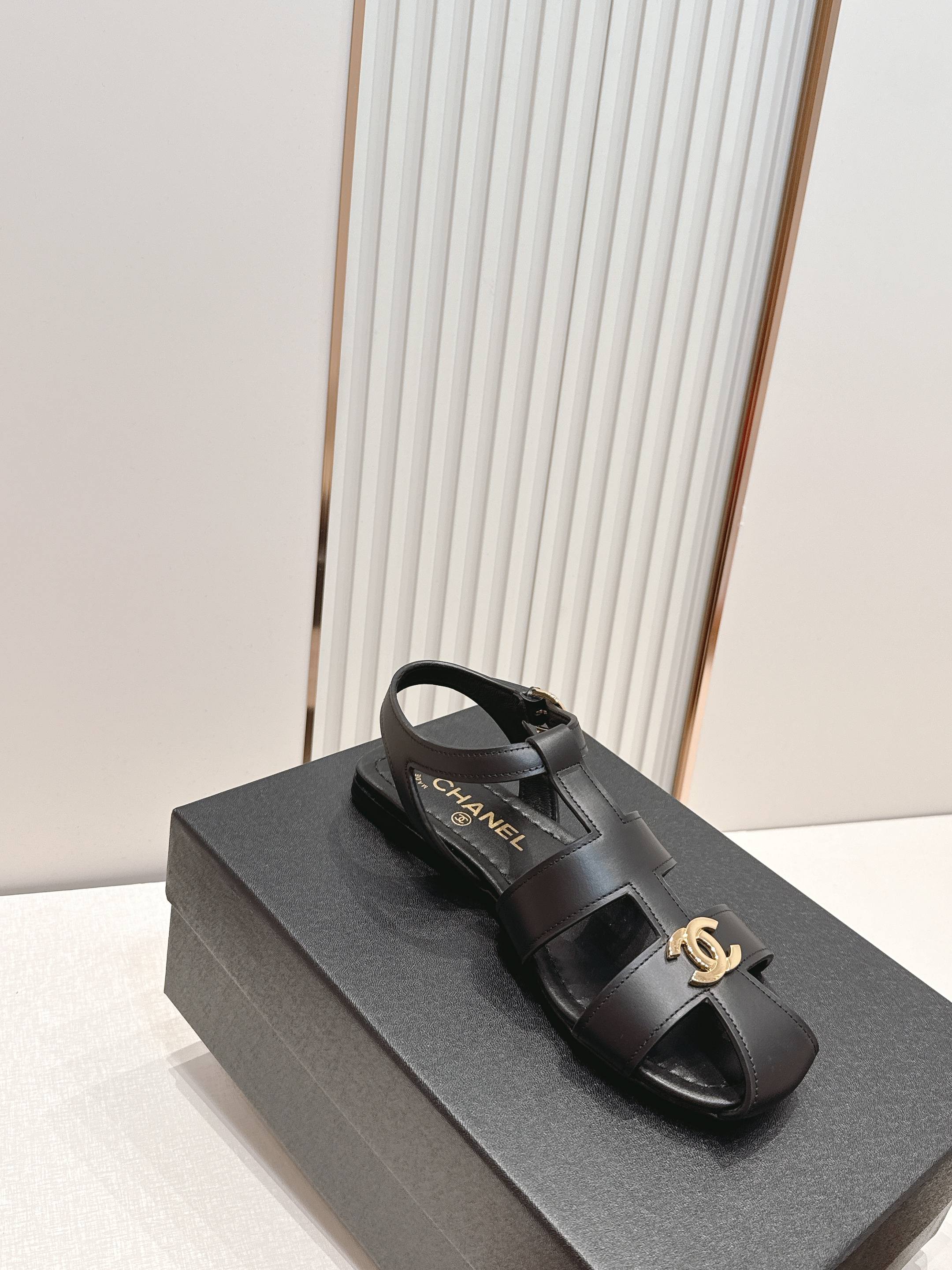 顶级版本  Chanel｜香奈儿 T字带 镂空 罗马凉鞋​​今夏火出圈的 这款T字带平底凉鞋，采用光滑小