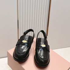 顶级版本 情侣款 MiuMiu/缪缪2026夏季新款·钱币乐福鞋凉鞋 复古老钱风 饰有硬币与压花Miu 顶级版本 情侣款 MiuMiu/缪缪2026夏季新款·钱币乐福鞋凉鞋 复古老钱风 饰有硬币与压花Miu