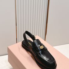 顶级版本 情侣款 MiuMiu/缪缪2026夏季新款·钱币乐福鞋凉鞋 复古老钱风 饰有硬币与压花Miu 顶级版本 情侣款 MiuMiu/缪缪2026夏季新款·钱币乐福鞋凉鞋 复古老钱风 饰有硬币与压花Miu