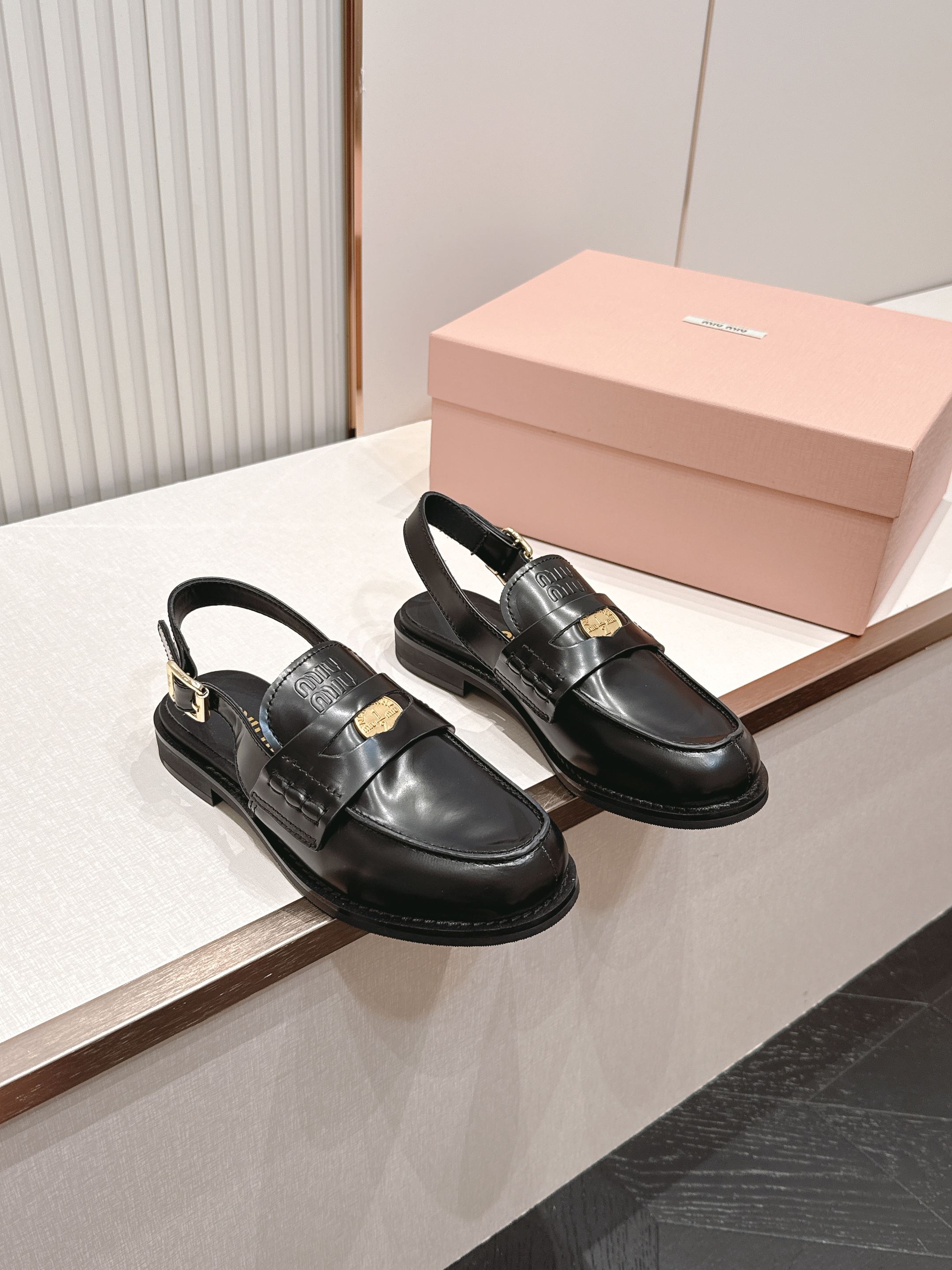 NO:873766,Top version MiuMiu/Miu Miu 2026 new summer style Coin loafer sandals Retro old money style Decorated with coins and embossed Miu logo, highlighting a unique classic style. The toe cap is decorated with leather straps and logo-engraved metal coins~ The upper foot is very comfortable and super stable. The combination can be salty or sweet (ZP develops hardware, customized colors) Customized retro cowhide leather upper, imported sheepskin lining, ZP molded rubber outsole  Size 36*45 (customized for women 40.45) (full package), loafers and sandals, miumiu, loafers, sandals, cowhide, sheepskin19860909顶级版本 情侣款 MiuMiu/缪缪2026夏季新款·钱币乐福鞋凉鞋 复古老钱风 饰有硬币与压花Miu徽标,彰显别具一格的经典格调.鞋头盖点缀皮革饰带与徽标雕花金属硬币～ 上脚非常舒服超级稳·搭配还是可咸可甜（ZP开发五金、订制颜色） 鞋面定制复古牛皮面 内里进口羊皮 鞋底ZP开模橡胶大底 码数36*45（女40.45定制）（全套包装）,乐福鞋凉鞋,miumiu,loafers,sandals,cowhide,sheepskin,Women's Shoes