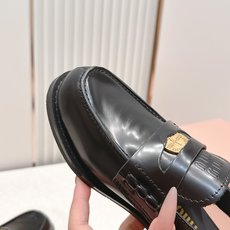 顶级版本 情侣款 MiuMiu/缪缪2026夏季新款·钱币乐福鞋凉鞋 复古老钱风 饰有硬币与压花Miu 顶级版本 情侣款 MiuMiu/缪缪2026夏季新款·钱币乐福鞋凉鞋 复古老钱风 饰有硬币与压花Miu