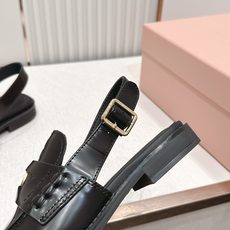 顶级版本 情侣款 MiuMiu/缪缪2026夏季新款·钱币乐福鞋凉鞋 复古老钱风 饰有硬币与压花Miu 顶级版本 情侣款 MiuMiu/缪缪2026夏季新款·钱币乐福鞋凉鞋 复古老钱风 饰有硬币与压花Miu
