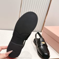 顶级版本 情侣款 MiuMiu/缪缪2026夏季新款·钱币乐福鞋凉鞋 复古老钱风 饰有硬币与压花Miu 顶级版本 情侣款 MiuMiu/缪缪2026夏季新款·钱币乐福鞋凉鞋 复古老钱风 饰有硬币与压花Miu